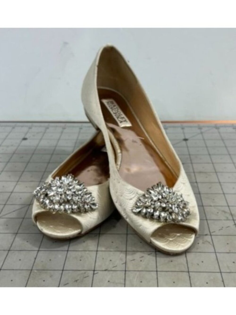 Badgley Mischka Ivory Satin Embellished Flats Peep Toe Sz. 6.5 Leather Sole ~ - Picture 2 of 7